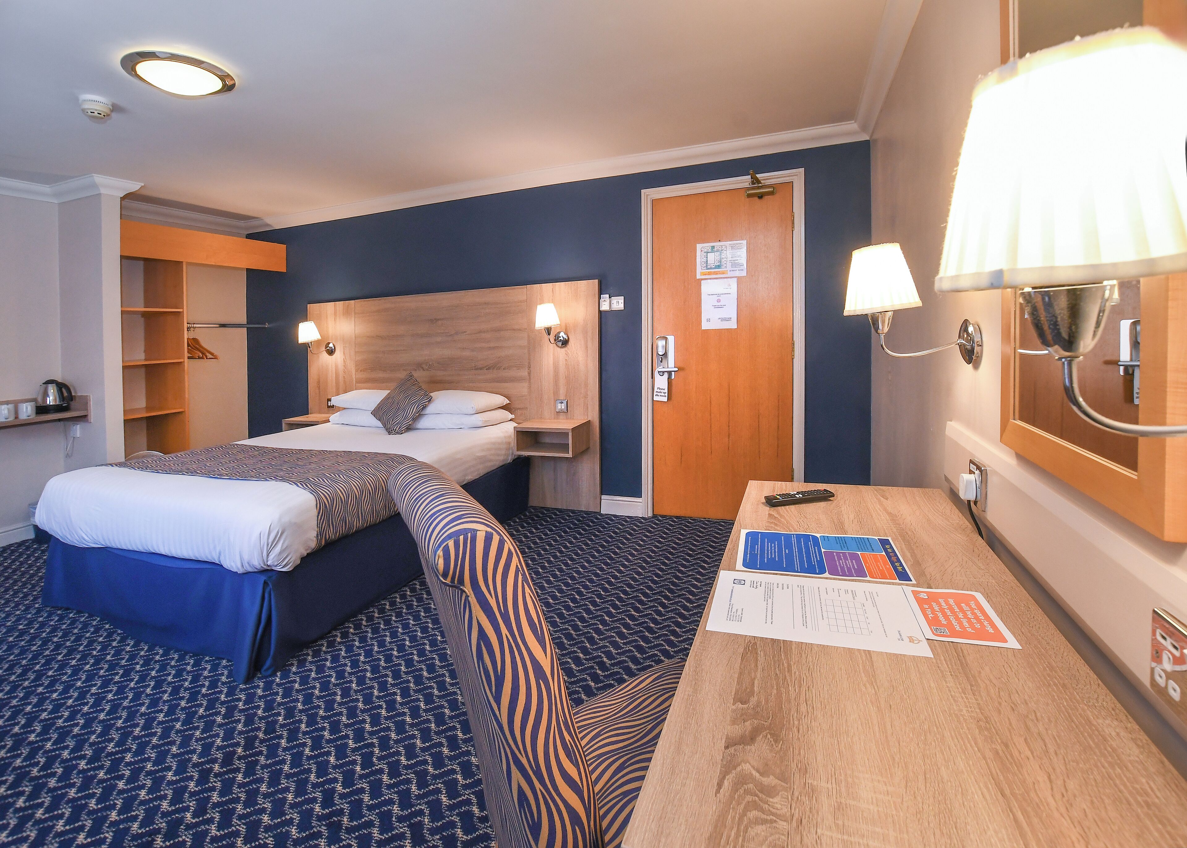 accessible double room with shower | iron/ironing board, bed sheets