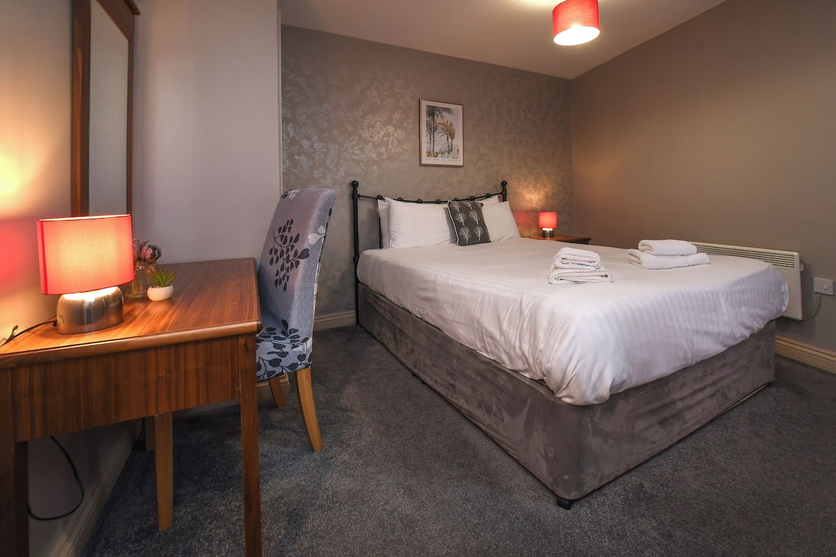 Apartament estàndard, 1 dormitori (No lift or accessible facilities) | Planxa i posts de planxar i roba de llit