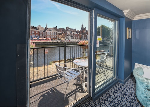 The Queens Hotel & Victoria Cloisters