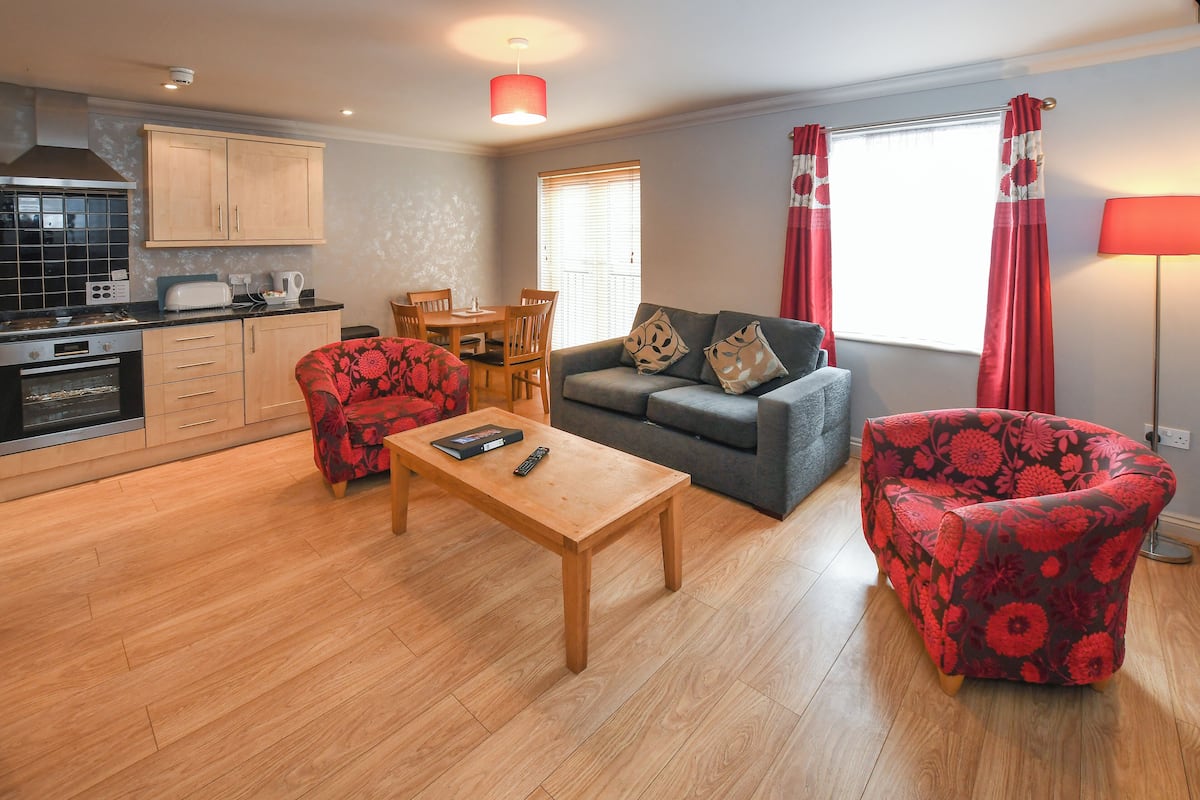 Apartament estàndard, 1 dormitori (No lift or accessible facilities) | Sala d'estar | Televisor intel·ligent de 32 polzades amb canals digitals