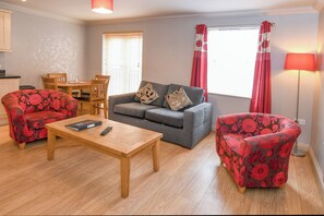 Apartamento estándar, 1 habitación (No lift or accessible facilities) | Zona de estar | Smart TV de 32 pulgadas con canales digitales