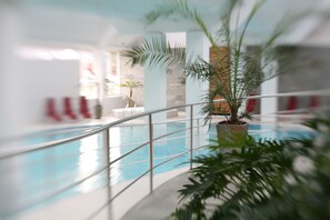 Kolam renang indoor, dengan kursi berjemur