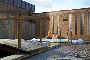 Een sauna, een bubbelbad, een stoombad, lichaamsbehandelingen