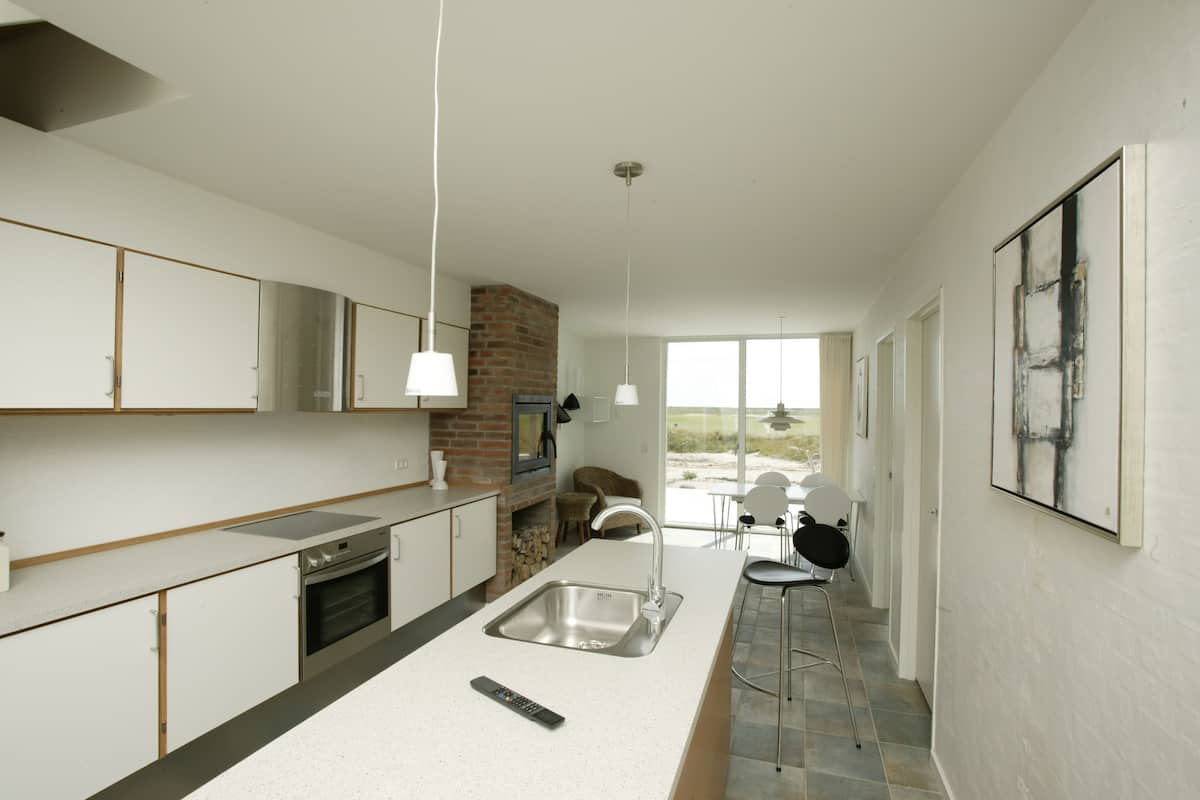 fridge, stovetop, dishwasher, coffee/tea maker