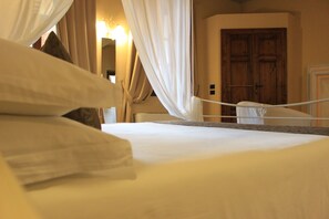 Escritorio, cortinas blackout y camas plegables/adicionales 