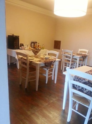 Free daily continental breakfast - Dimora Cortese (Castagnole delle Lanze)