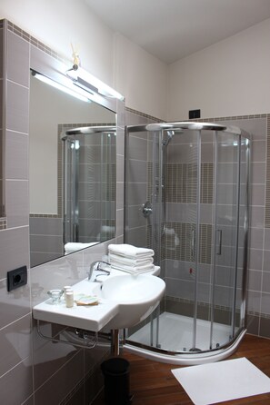 Chambre Double Supérieure | Salle de bain | Articles de toilette gratuits, sèche-cheveux, chaussons, bidet