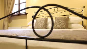 Phòng đôi | Bàn, màn/rèm cản sáng, giường gấp/giường phụ (phụ phí)