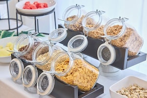 Se ofrece un desayuno bufé todos los días (por un coste adicional)