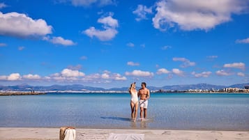 Ubicación cercana a la playa y arena blanca