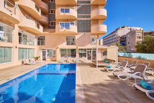Una piscina al aire libre (de 10:00 a 19:00), sombrillas, tumbonas