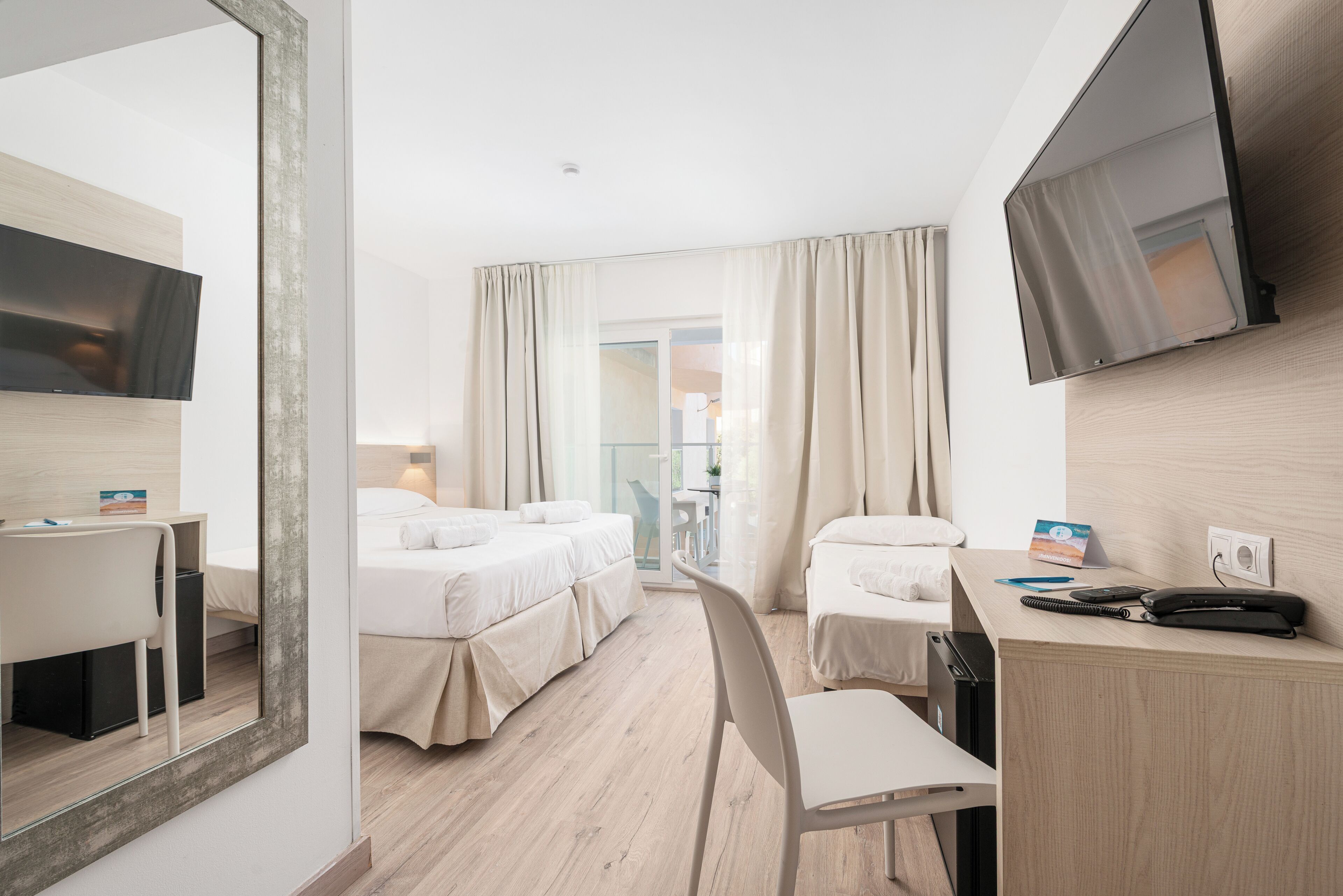 Deluxe-Doppelzimmer, Balkon, Poolblick | Hochwertige Bettwaren, Betten mit Memory-Foam-Matratzen, Minibar