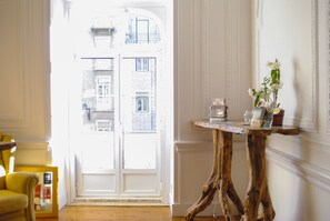 Check-in/check-out kiosk - Be My Guest Lisboa - Hostel (Lisbon)