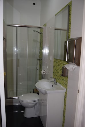Separate bathtub and shower, hair dryer - Be My Guest Lisboa - Hostel (Lisbon)