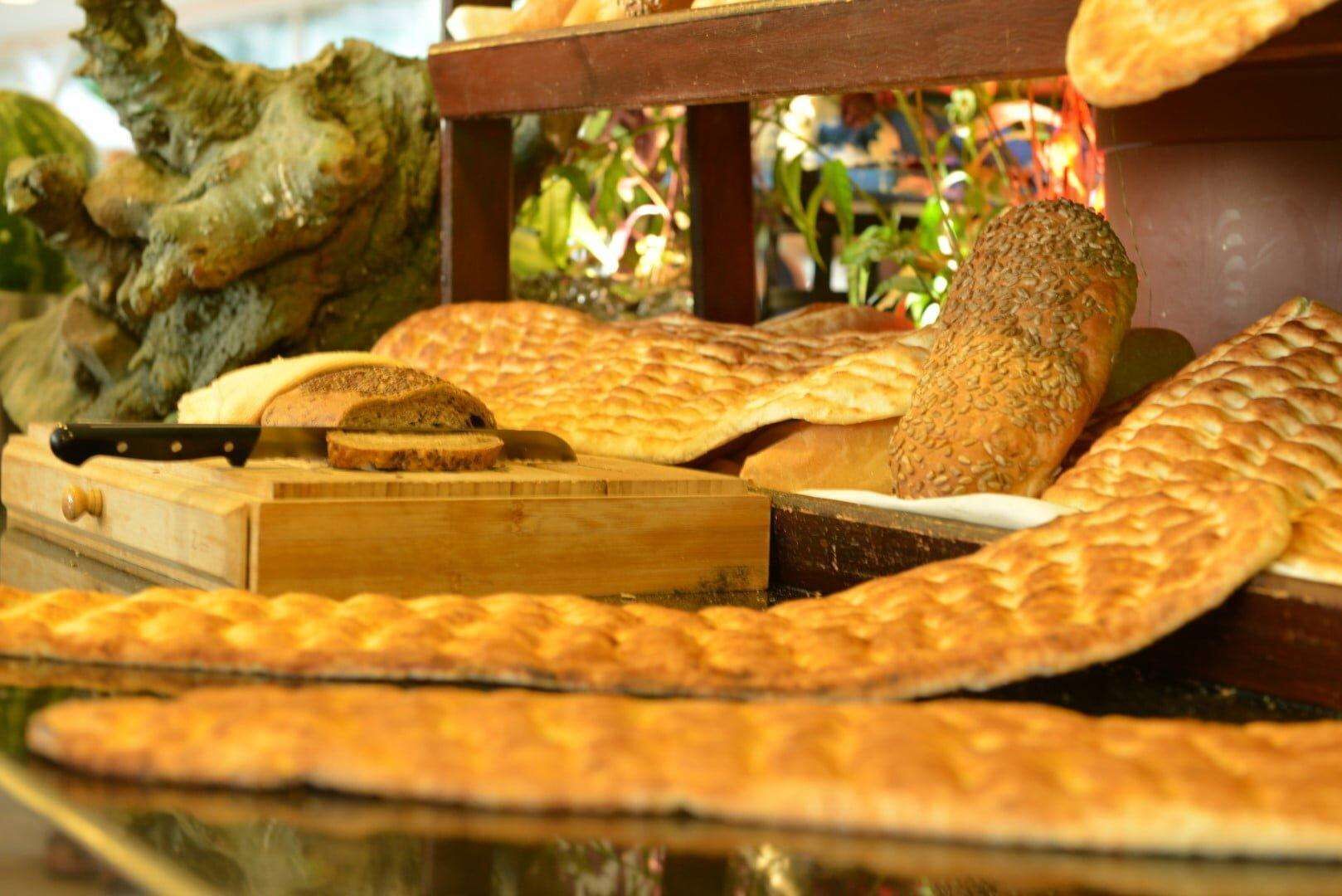 2 restaurants, breakfast, lunch, dinner served; international cuisine