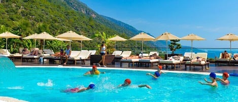 Seasonal outdoor pool, pool umbrellas, sun loungers