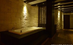 ميني بار وخزنة داخل الغرفة وتجهيزات عازلة للصوت وواي فاي مجانًا