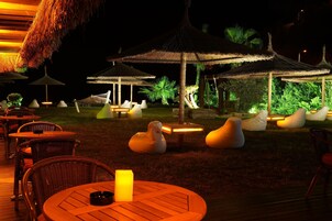 2 restaurants, breakfast, lunch, dinner served; international cuisine