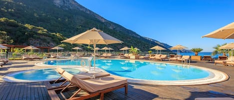 Seasonal outdoor pool, pool umbrellas, sun loungers