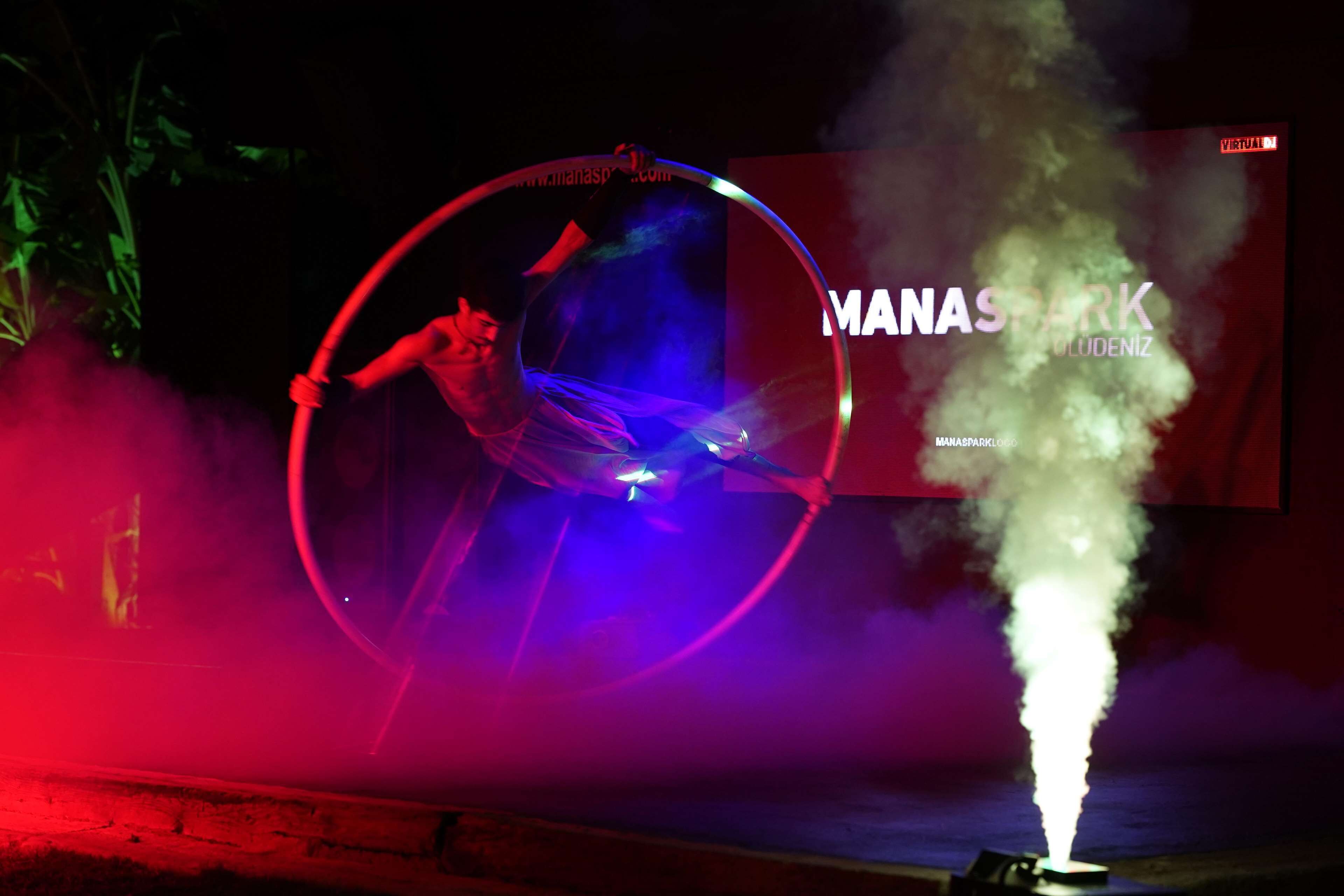 2 bars/lounges, poolside bar