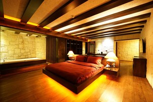 Minibar, in-room safe, soundproofing, free WiFi