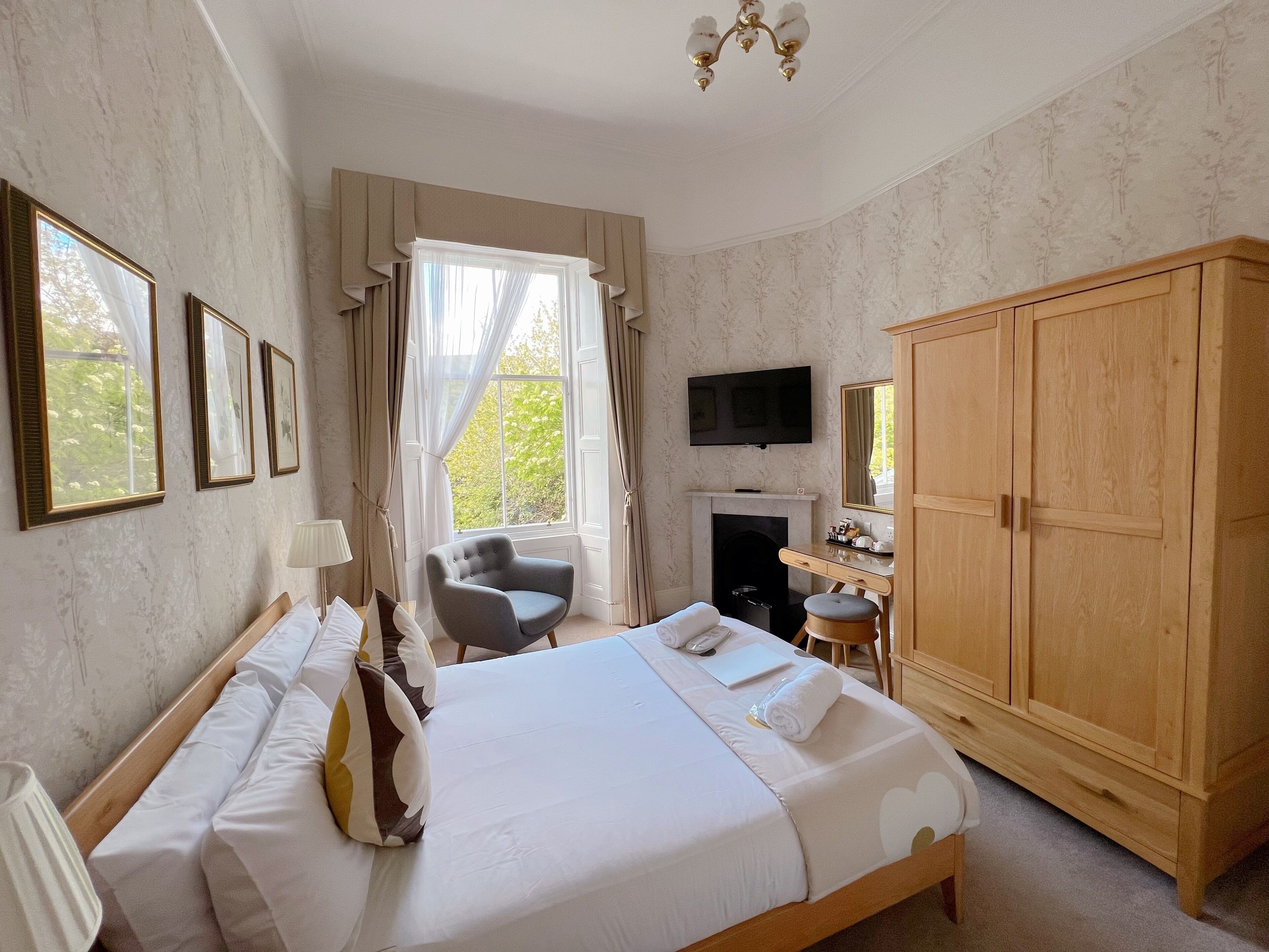 Photo - Gladstone House