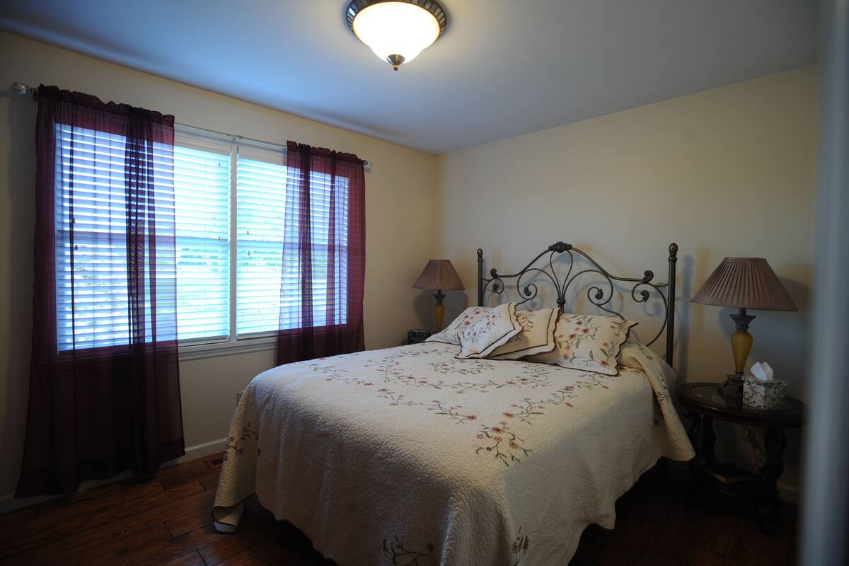 Premium bedding, iron/ironing board, free cots/infant beds