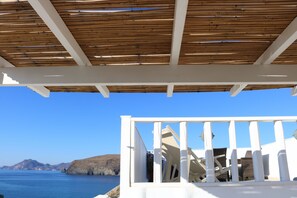 Apartment (Maisonette) | Hypo-allergenic bedding, in-room safe, free WiFi, bed sheets - Avra Pahainas Hotel (Milos)