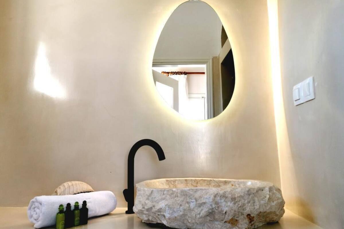 junior double room | bathroom | shower, rainfall showerhead, free toiletries, hair dryer