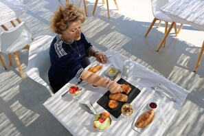 Free daily continental breakfast  - Avra Pahainas Hotel (Milos)