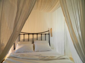 Double Room | Hypo-allergenic bedding, in-room safe, free WiFi, bed sheets - Avra Pahainas Hotel (Milos)