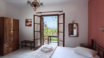 Bungalow | Premium bedding, iron/ironing board, free cribs/infant beds, free WiFi