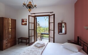 Bungalow | Premium bedding, iron/ironing board, free cribs/infant beds, free WiFi
