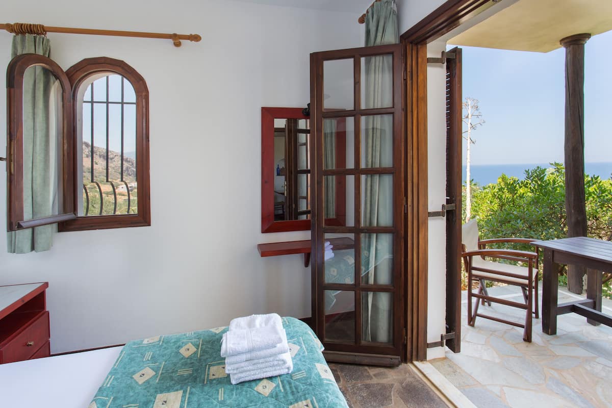 Family Bungalow | Premium bedding, iron/ironing board, free cribs/infant beds, free WiFi