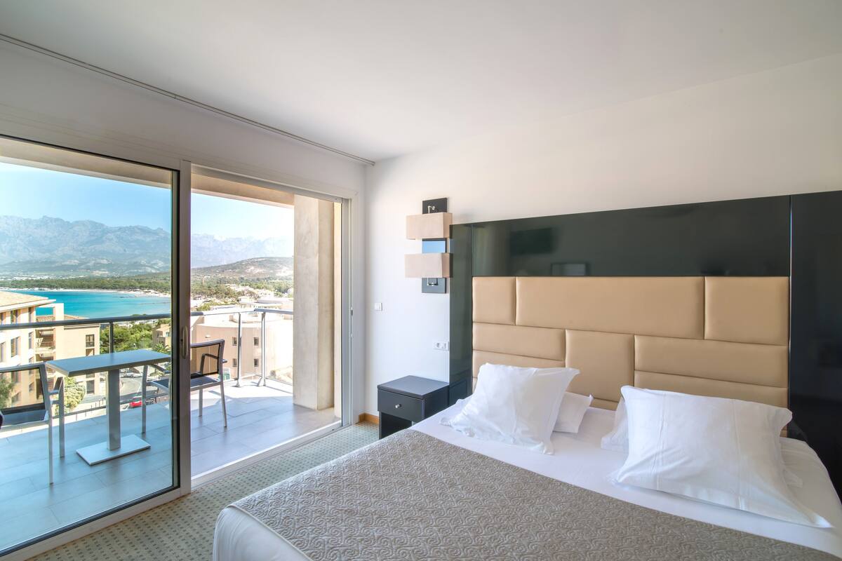 Ropa de cama de alta calidad y minibar 