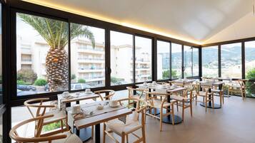 Petit déjeuner buffet (17 EUR par personne)