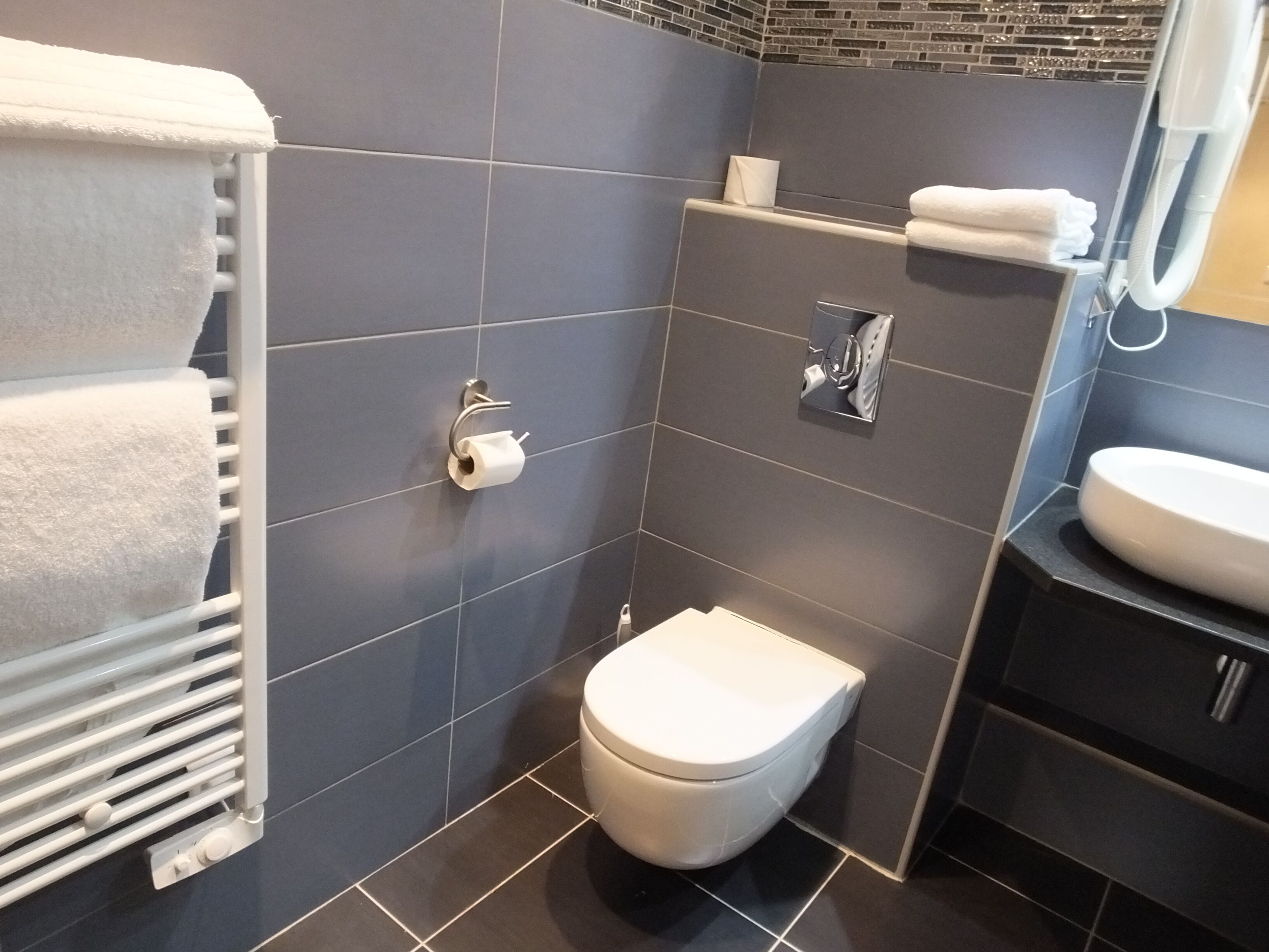 grand comfort | bathroom | bathtub, free toiletries, hair dryer, towels