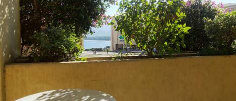 Ein Balkon mit Meerblick, einem Tisch und einem Stuhl.