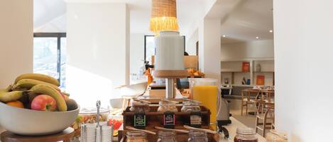 Un bufé de desayuno con una variedad de frutas, cereales y untables.