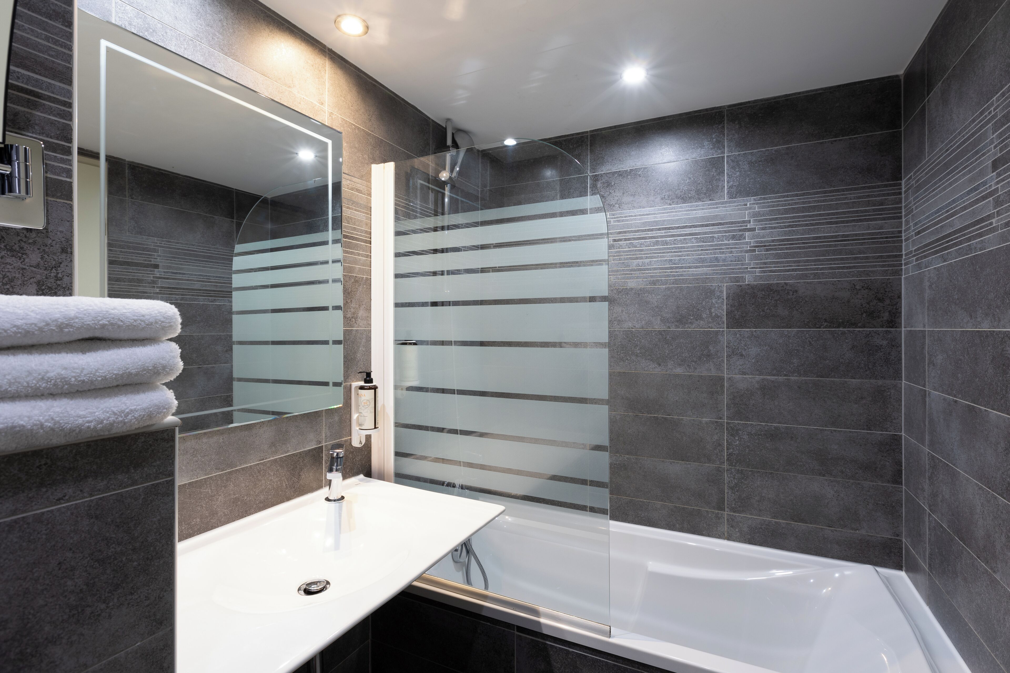 duplex (upstairs) | bathroom | bathtub, free toiletries, hair dryer, towels