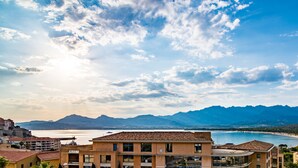 Ein Hotel an der Küste mit Blick auf Meer und Berge.