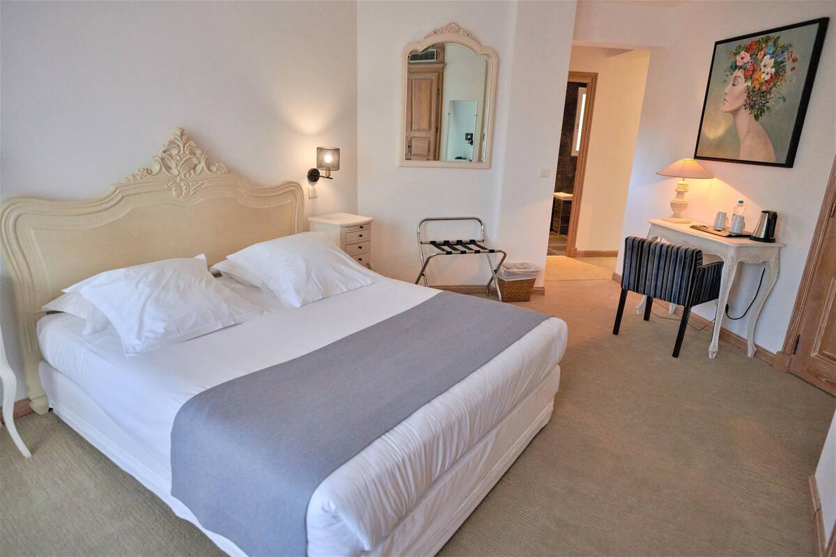 Ropa de cama de alta calidad y minibar 