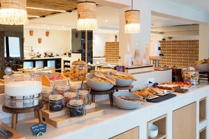 每日供应自助式早餐（每人 EUR 17）