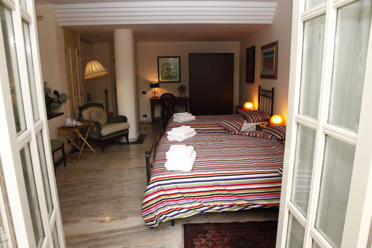 Minibar, desk, cots/infant beds, free WiFi