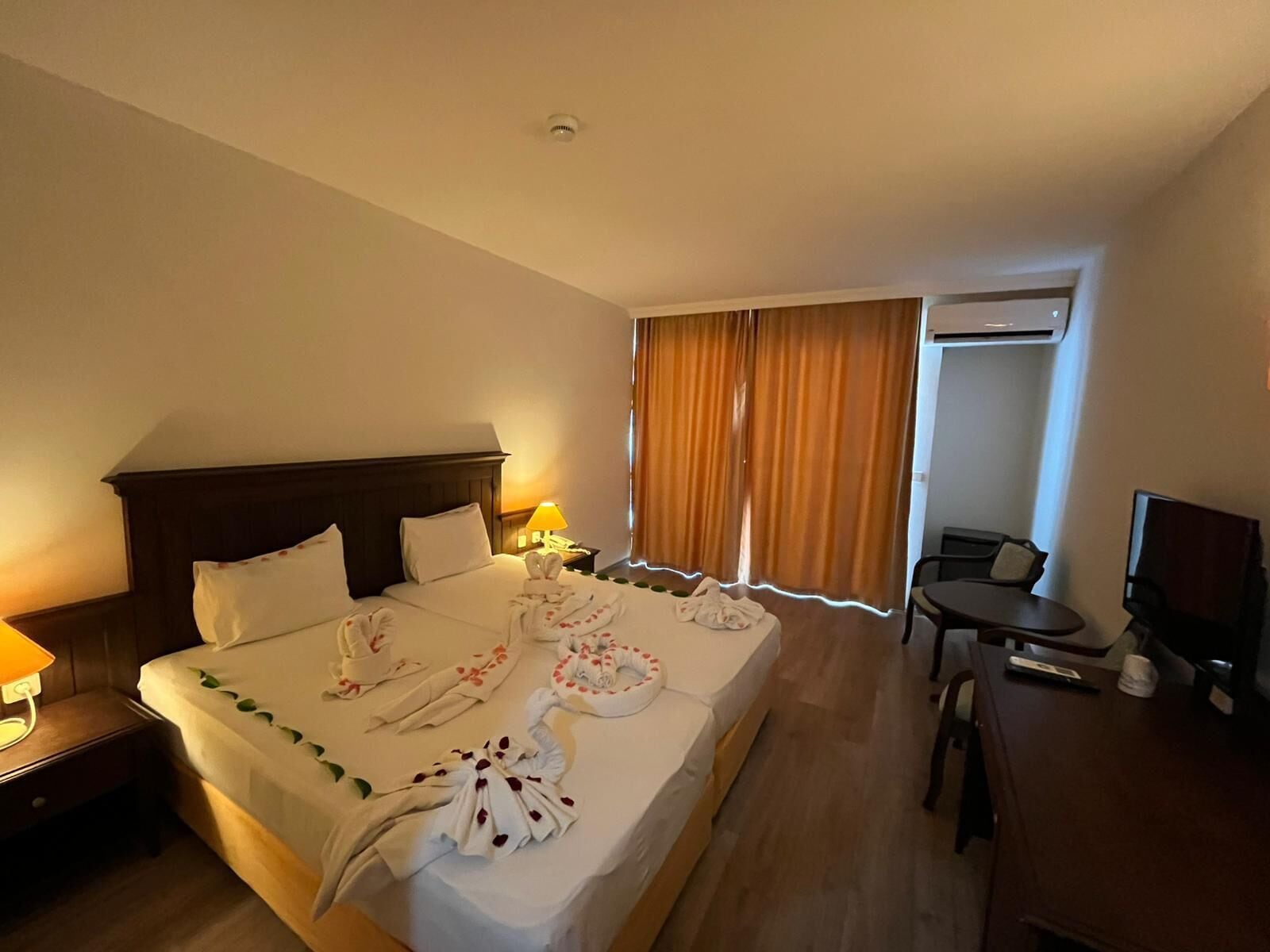 Cortinas blackout, sistema de insonorización, wifi y ropa de cama 