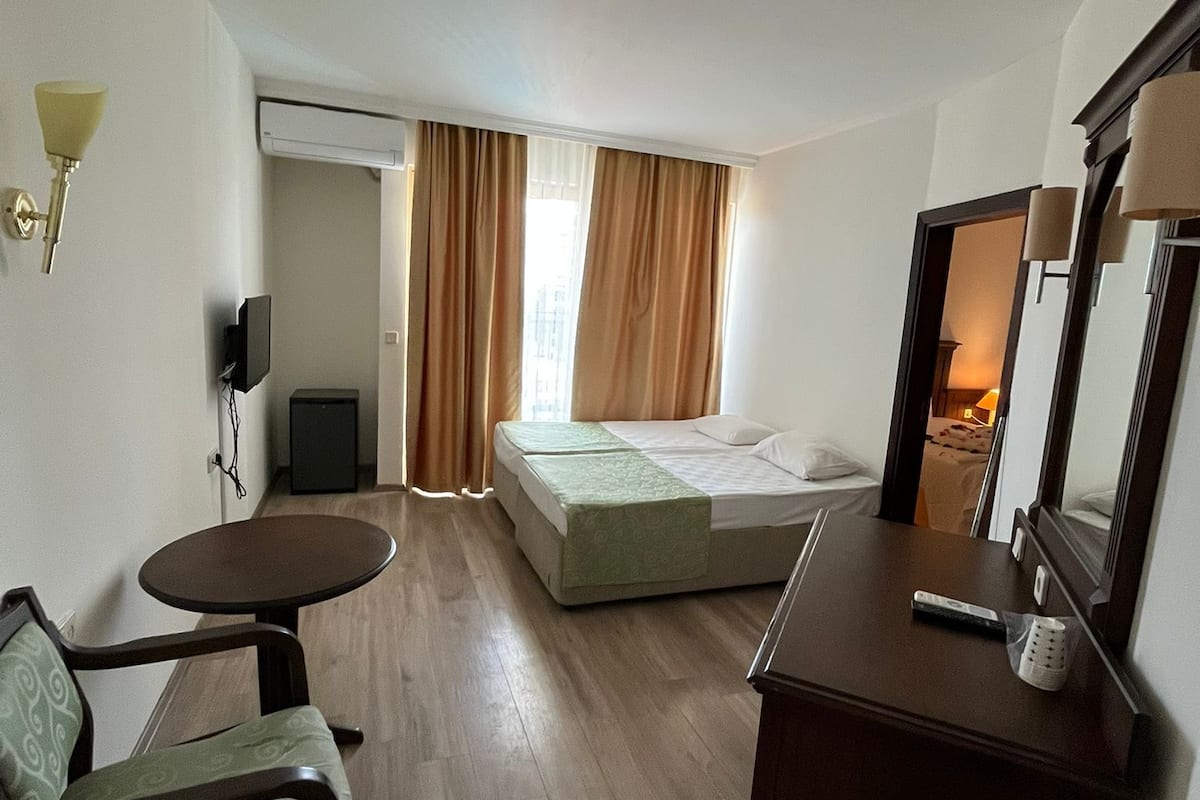 Een minibar, verduisterende gordijnen, geluiddichte muren, wifi