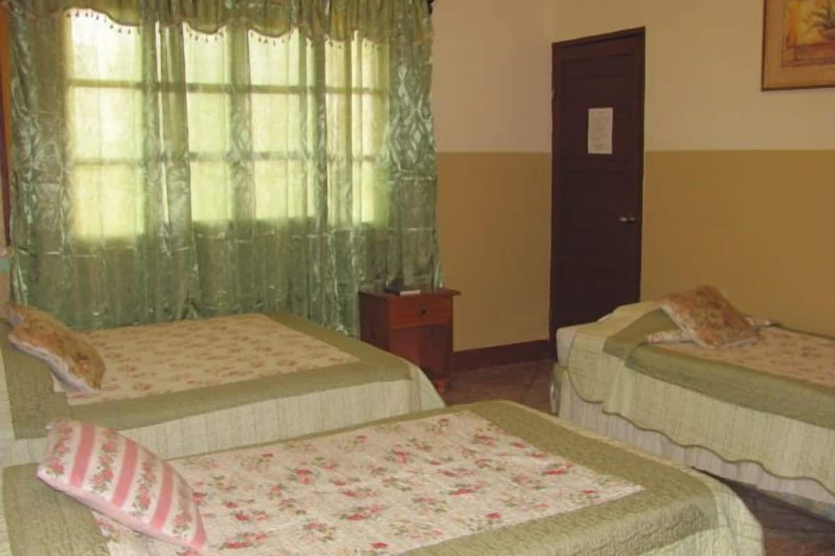 Habitación triple estándar, 1 habitación | Ropa de cama de alta calidad, escritorio, camas extra y wifi gratis