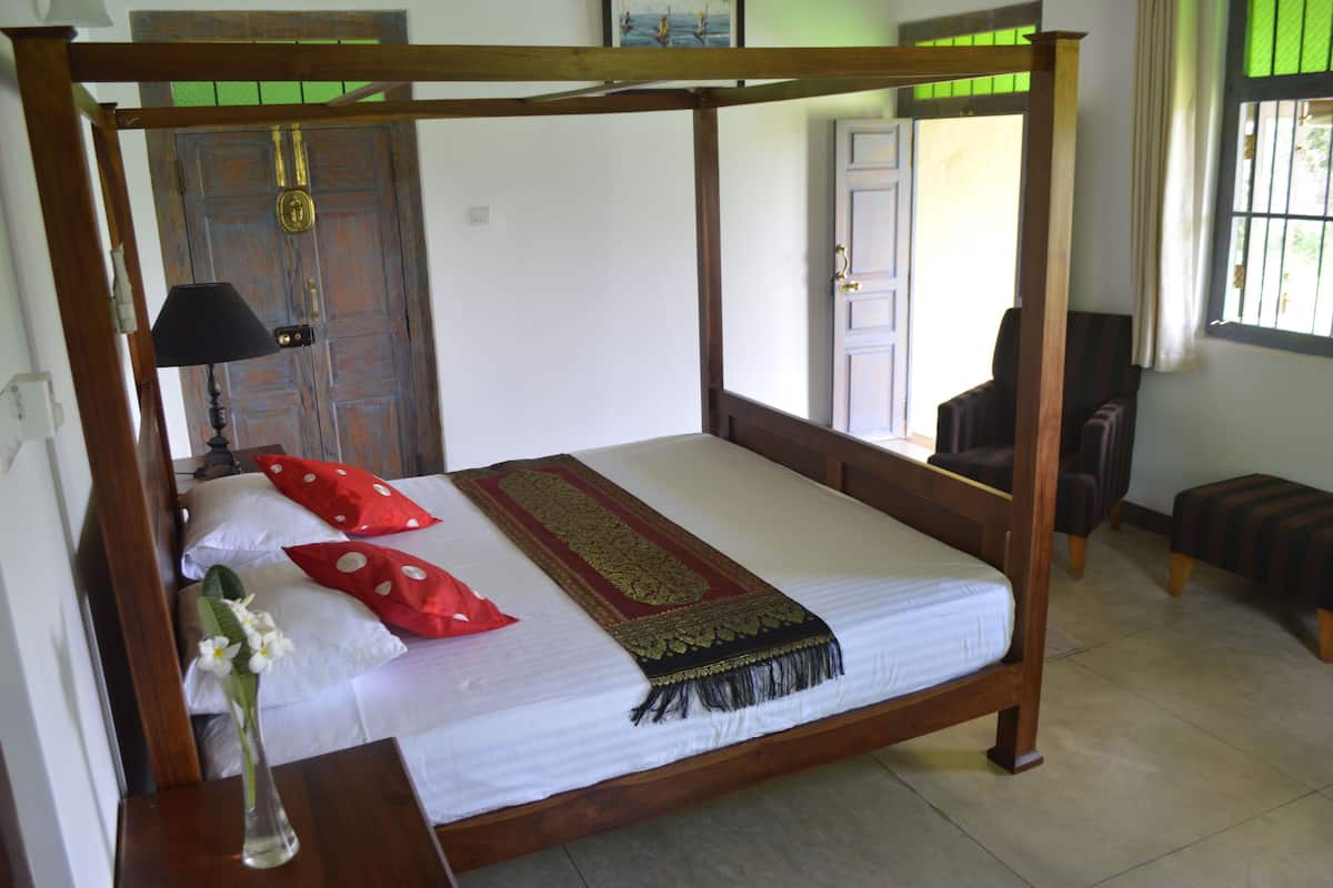 Doppia Deluxe, 1 letto matrimoniale, vista campo da golf, lato montagna | 1 camera, una cassaforte in camera, ferro/asse da stiro