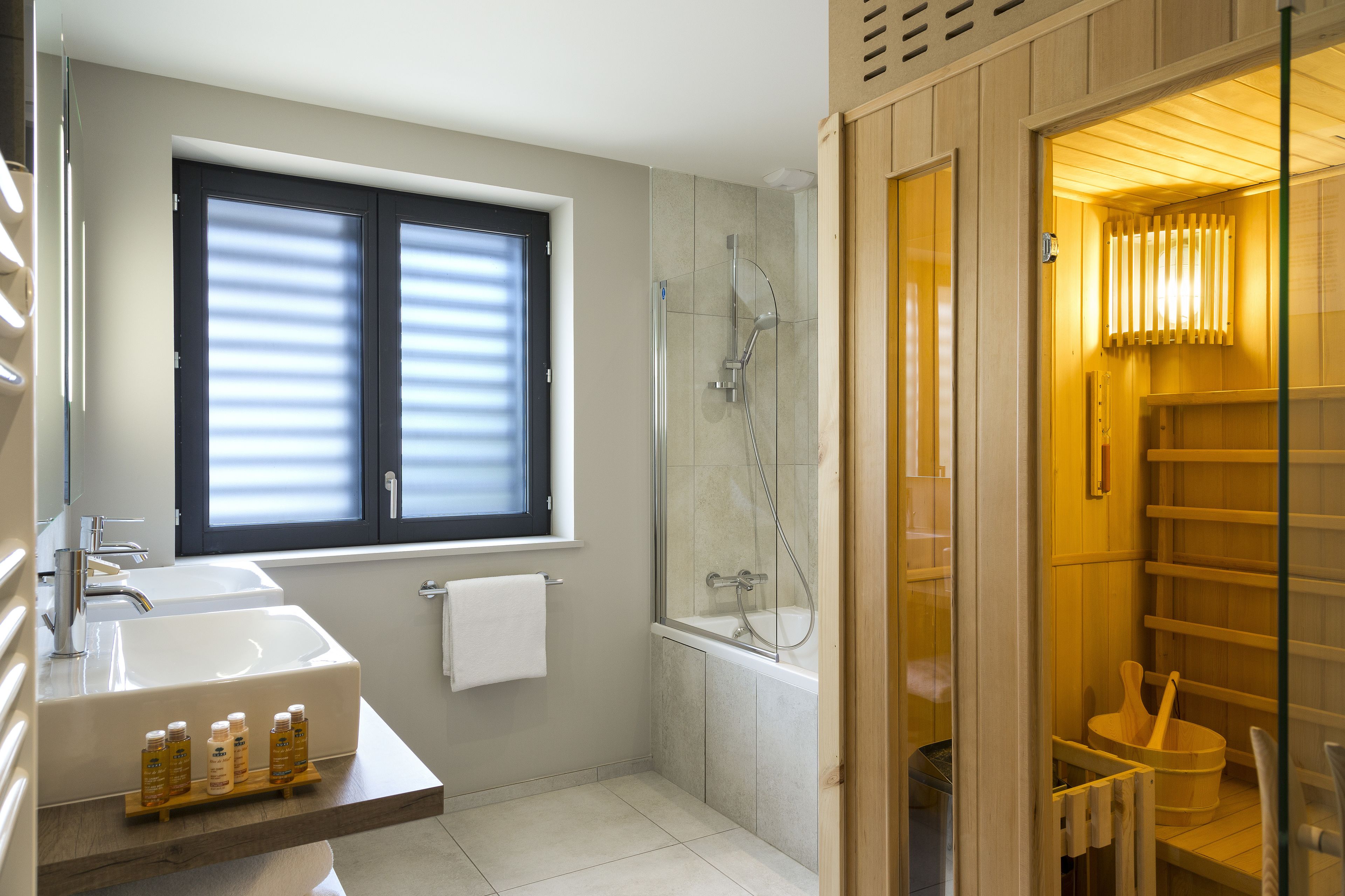 appartement les cosmiques - maison betty | bathroom | free toiletries, hair dryer, bathrobes, slippers