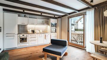 Appartement Emmeline - Maison Lyret | Private kitchen | Full-size fridge, microwave, oven, stovetop